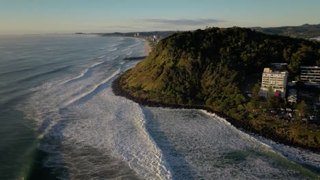 Langsame-Luftaufnahme-über-Burleigh-Heads,-Gold-Coast,-Australien