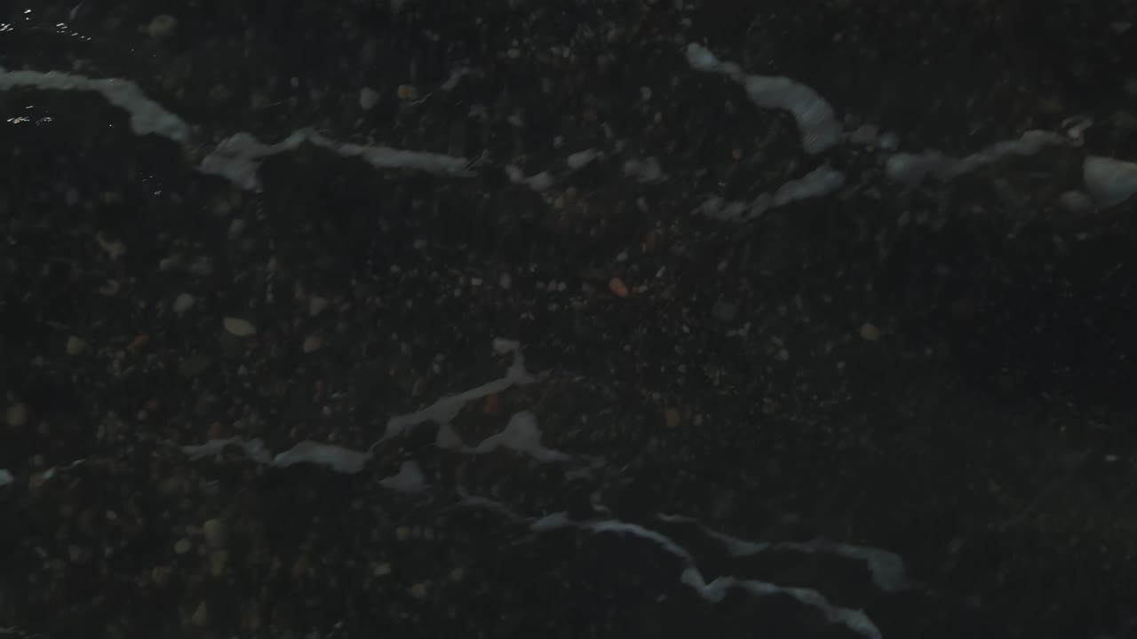 olas del océano salpicando en la costa en cámara lenta