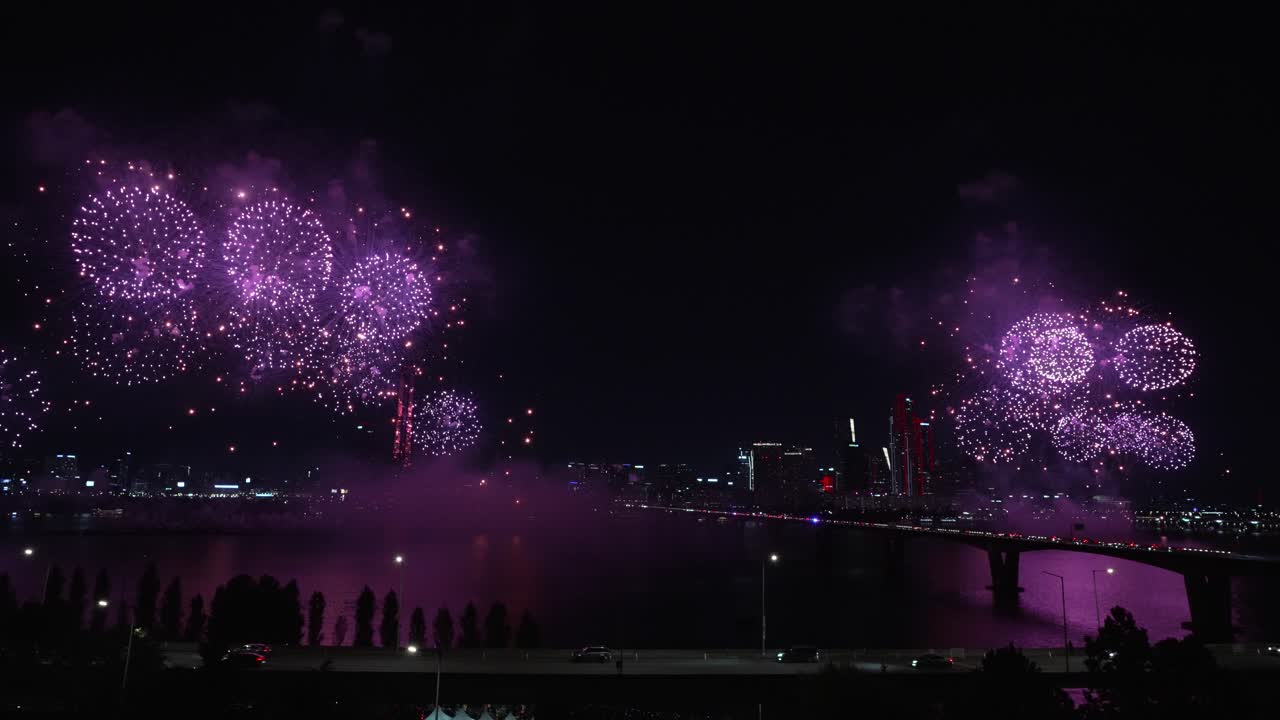 Seoul International Firework Festival at the Yeouido Han River 2024, Colorful Fireworks Exploding in the Night Sky on Both Banks of Wonhyo Bridge