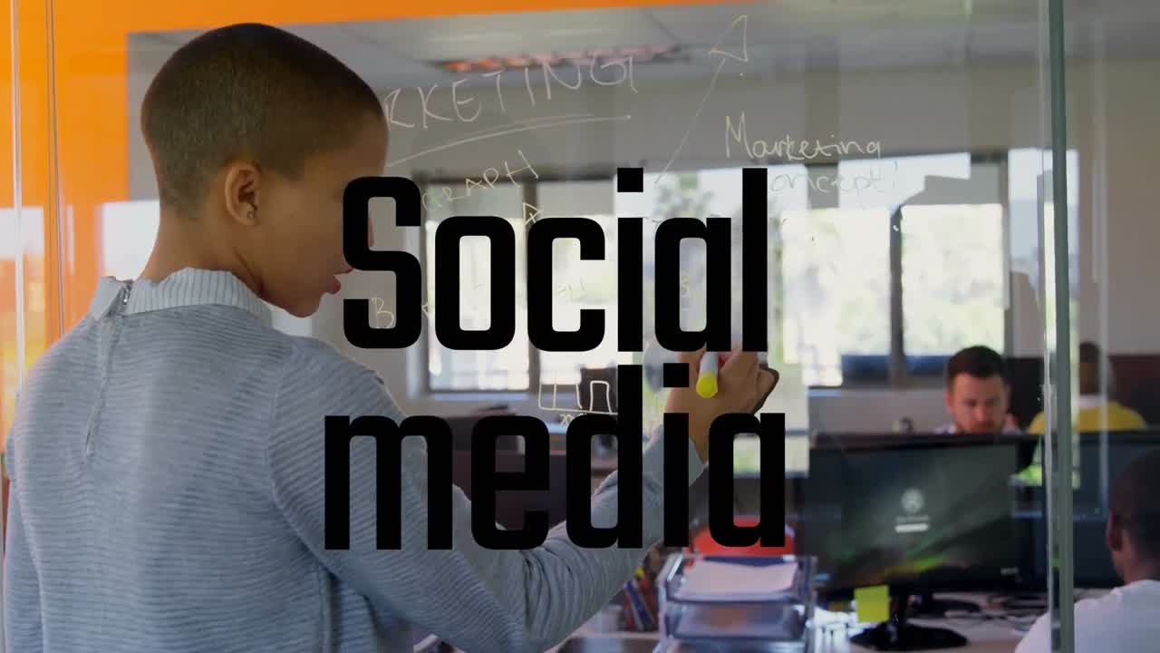 Animatie van sociale media boven een Afro-Amerikaanse vrouw die op een glazen bord schrijft.