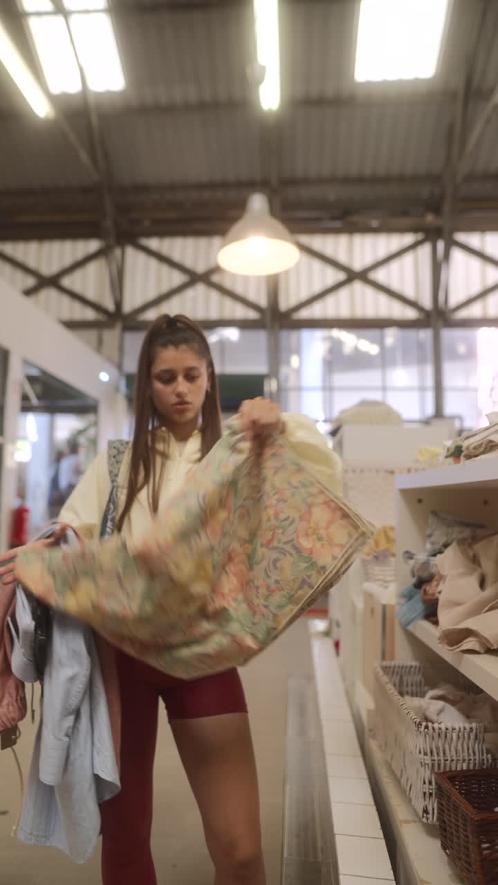 mujer comprando ropa en una tienda de segunda mano
