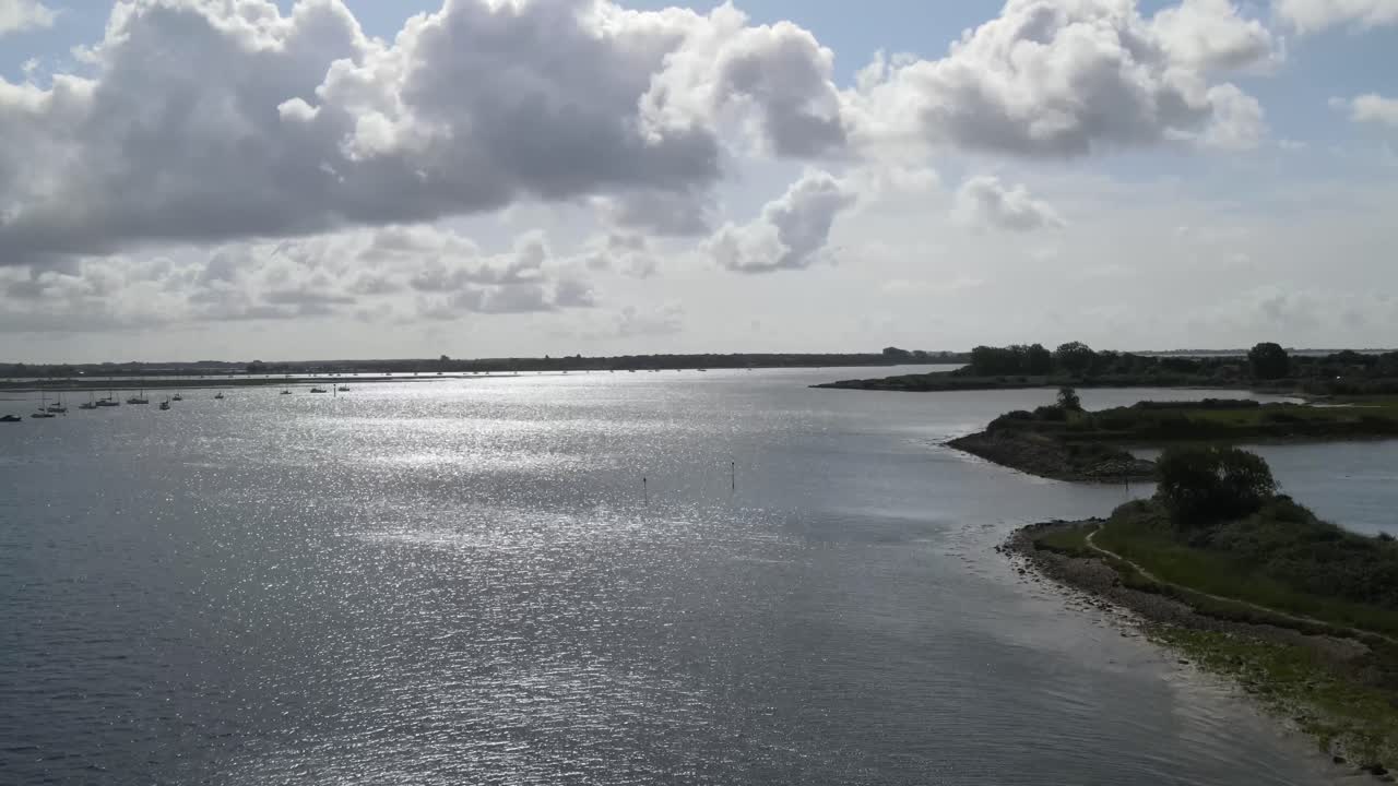잉글랜드의 헤일링 섬 해안선의 공중 드론 뷰