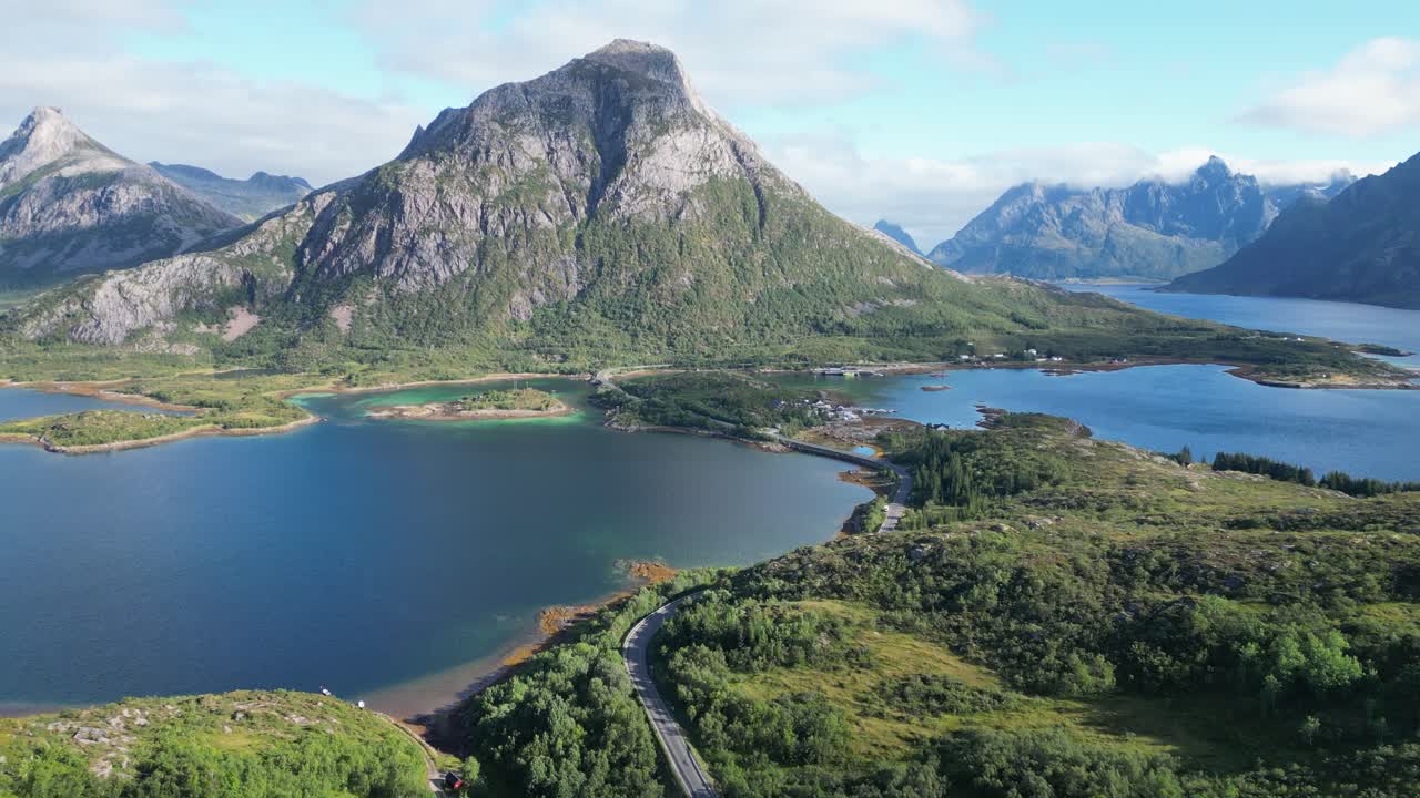 Veduta aerea di fiordi, natura e strada panoramica a Molnarodden, Isole Lofoten, Norvegia - 4k