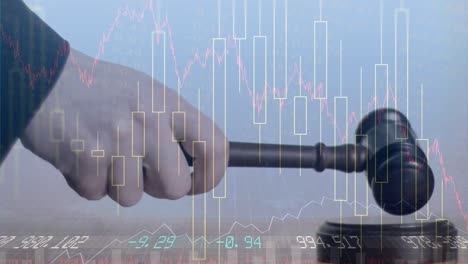 Animation-Von-Statistiken-Und-Finanzdatenverarbeitung-über-Dem-Hammer-Des-Auktionators