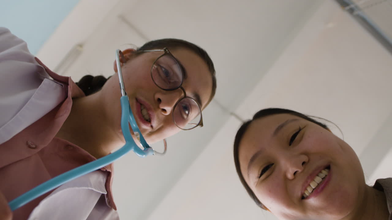 환자를 검사하는 의사