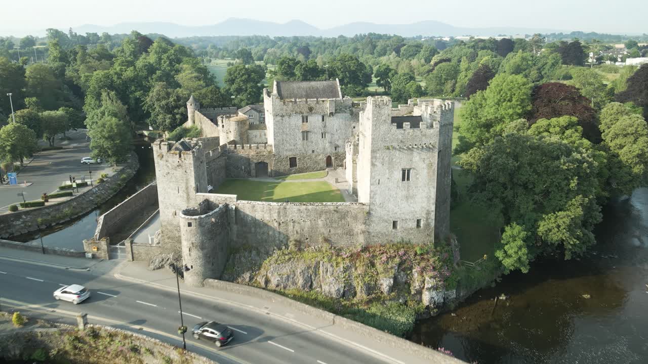 castillo de cahir sobre una isla rocosa a lo largo del río suir en el centro de la ciudad de cahir, condado de tipperary, irlanda