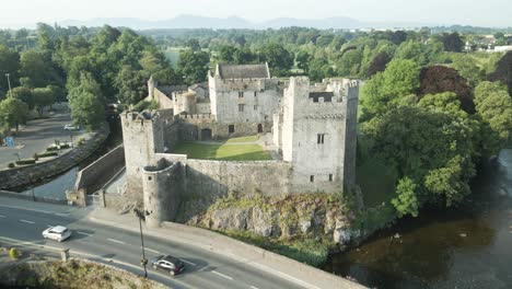 Cahir-Castle-Over-Rocky-Island-Along-River-Suir-In-The-Centre-Of-Cahir-Town,-County-Tipperary,-Ireland