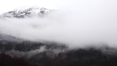 Timelapse-Nublado-De-Los-Alpes-Suizos-En-Un-Borde-Del-Acantilado