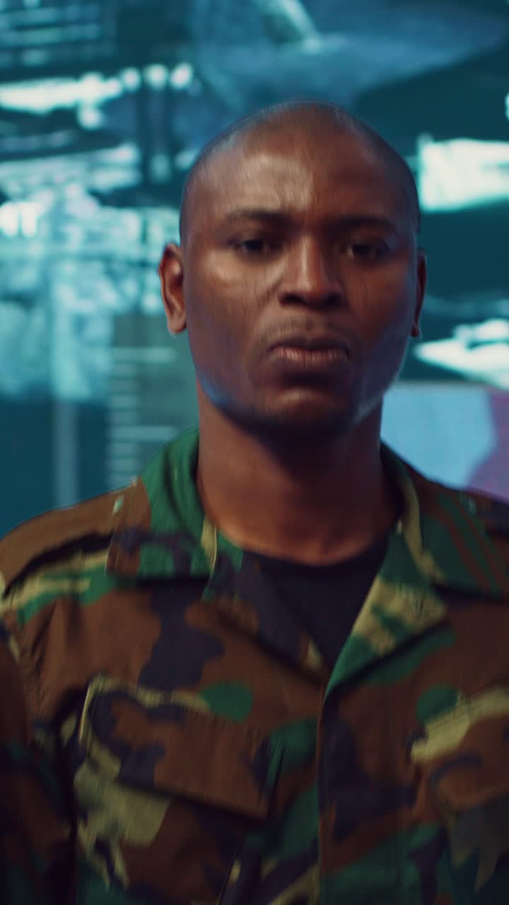 Uomo serio in uniforme militare mimetica che guarda la fotocamera
