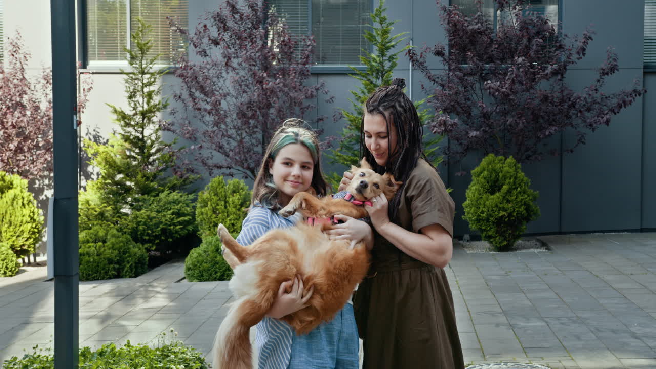 chicas y mujer con un perro