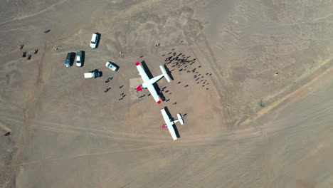 drone de la pista del aeropuerto del avión después de que los aviones hayan aterrizado