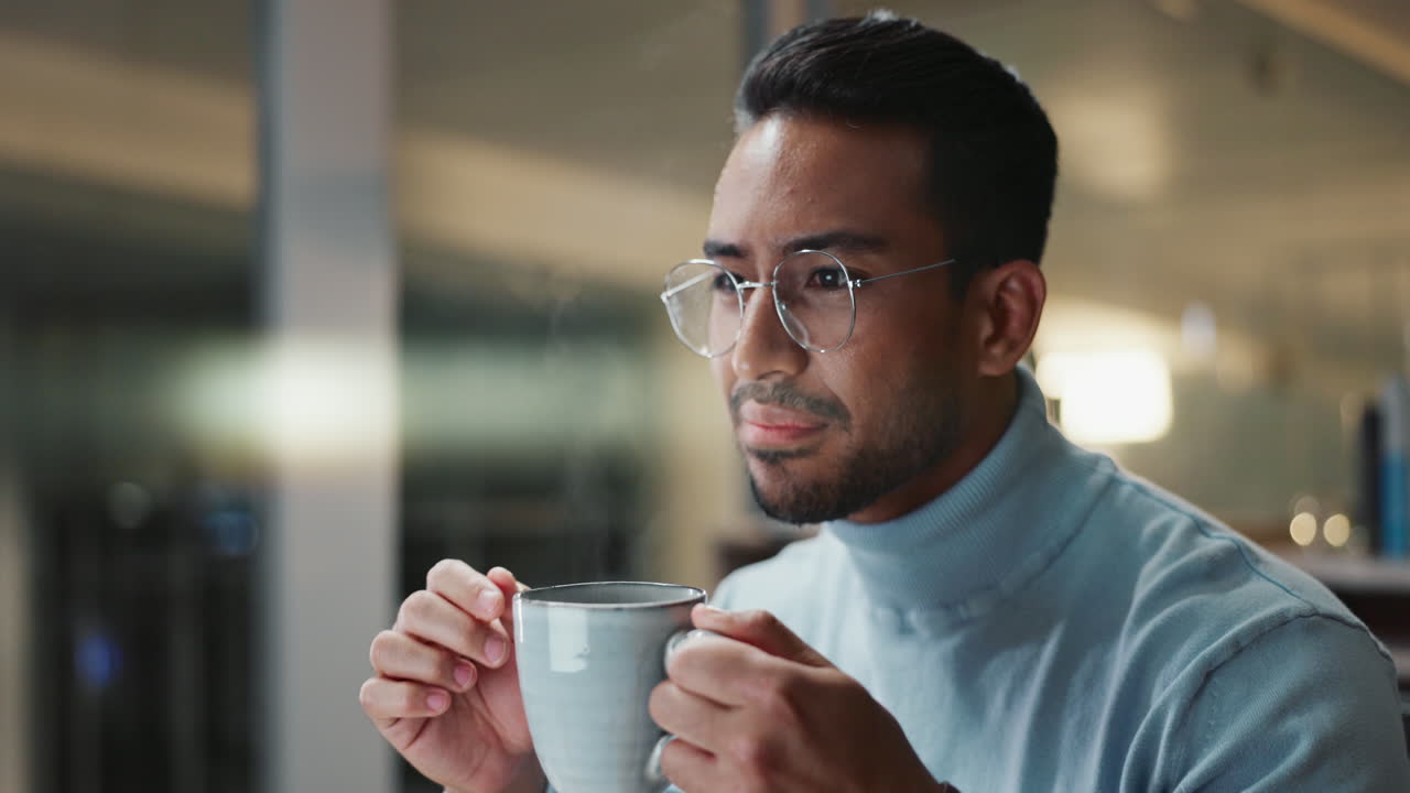 사무실에서 커피를 마시는 남자