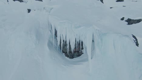 carámbano masivo colgando en el lado de la ladera de la montaña en noruega, vista aérea