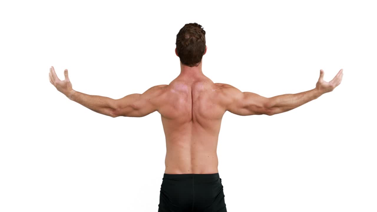 hombre musculoso flexionando sus músculos