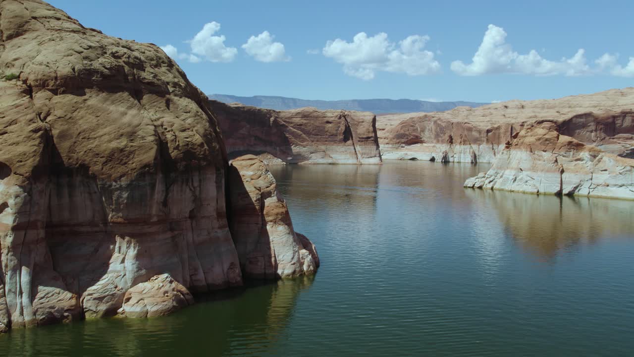 vista panorámica de las aguas tranquilas y la piedra arenisca en el lago powell, arizona