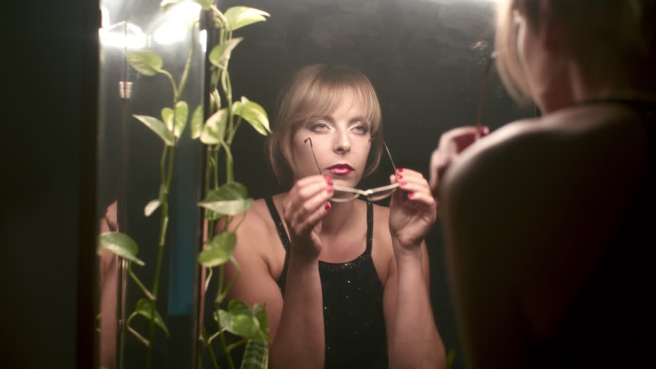 mujer preparándose frente a un espejo