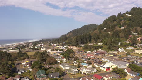 Oregon-Coast-Highway-101-Schlängelt-Sich-Durch-Die-Stadt-Yachats-An-Der-Zentralen-Küste-Von-Oregon