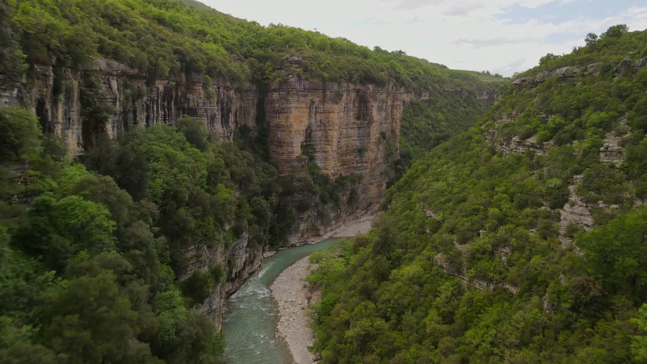 Osum Canyon med elveleiet fra et luftperspektiv.