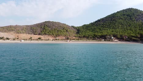 drone aéreo playa vacía