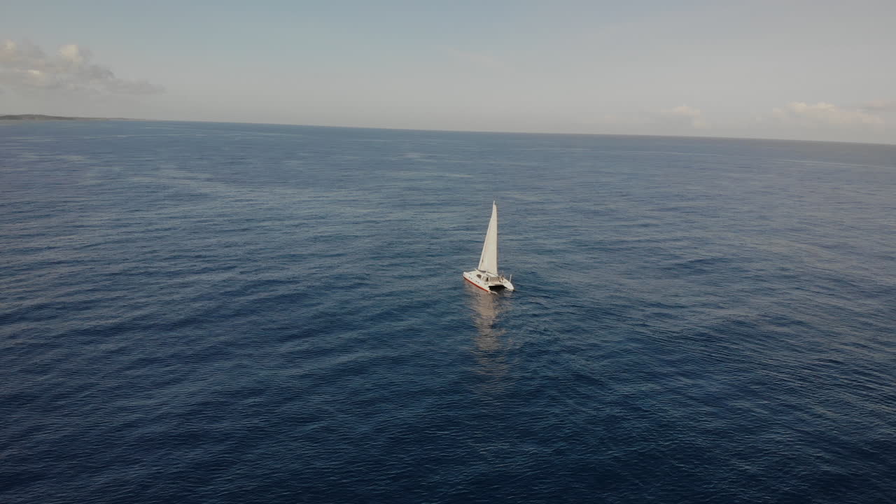 vista aislada de un catamarán de lujo navegando en el sereno océano de puerto rico