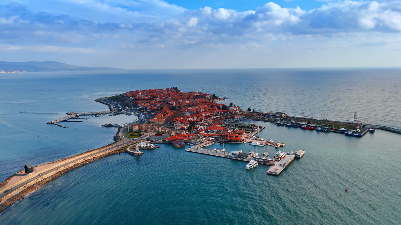Panoramisk flygvy över gamla stadsdelens halvö och näs. Vidsträckt landskap som visar hela den antika staden på en halvö omgiven av havsvatten.