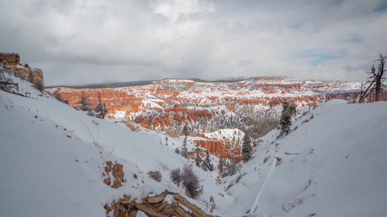 lapso de tiempo, invierno en el parque nacional bryce canyon, utah usa, nubes y paisaje de arenisca roja cubierto de nieve desde el mirador