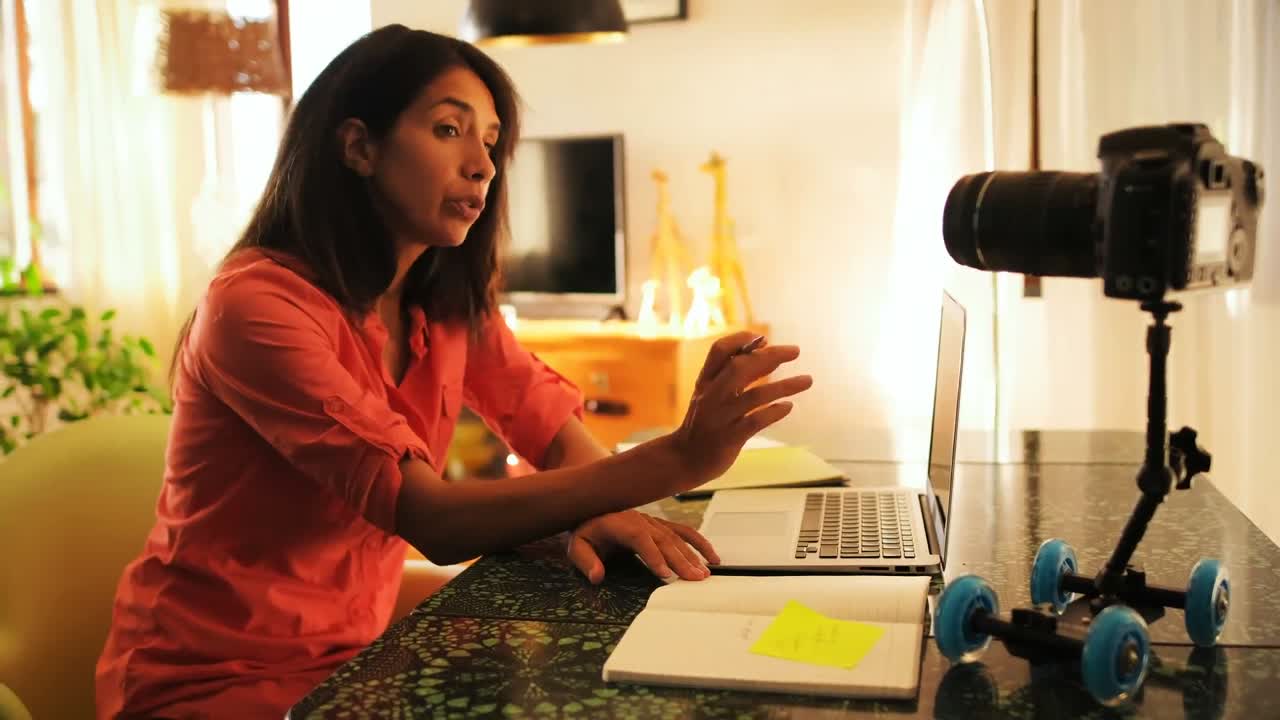 Vloguera grabando video en casa 4k