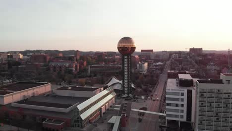 Imágenes-Aéreas-De-Sunsphere-En-El-Centro-De-Knoxville,-Tennessee,-Volando-Directamente-Sobre-La-Ciudad-Y-El-Tráfico