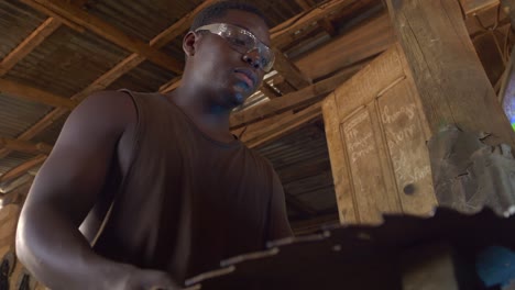 Primer-Plano-En-ángulo-Bajo-De-La-Clase-Trabajadora-Masculina-Negra-Dentro-De-Una-Fábrica-En-Ghana,-África,-Un-Trabajador-Que-Gana-Un-Salario-En-Malas-Condiciones-De-Trabajo