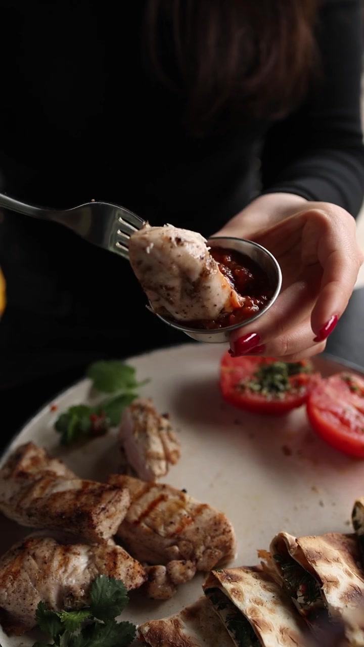 Pollo alla griglia con salsa e pita