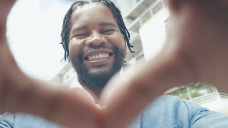 cara, corazón, manos y hombre negro en la ciudad