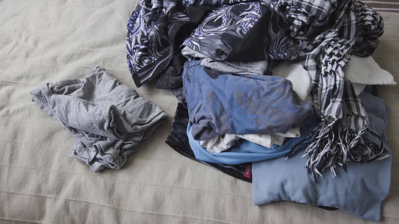 бросать одежду в кровать
