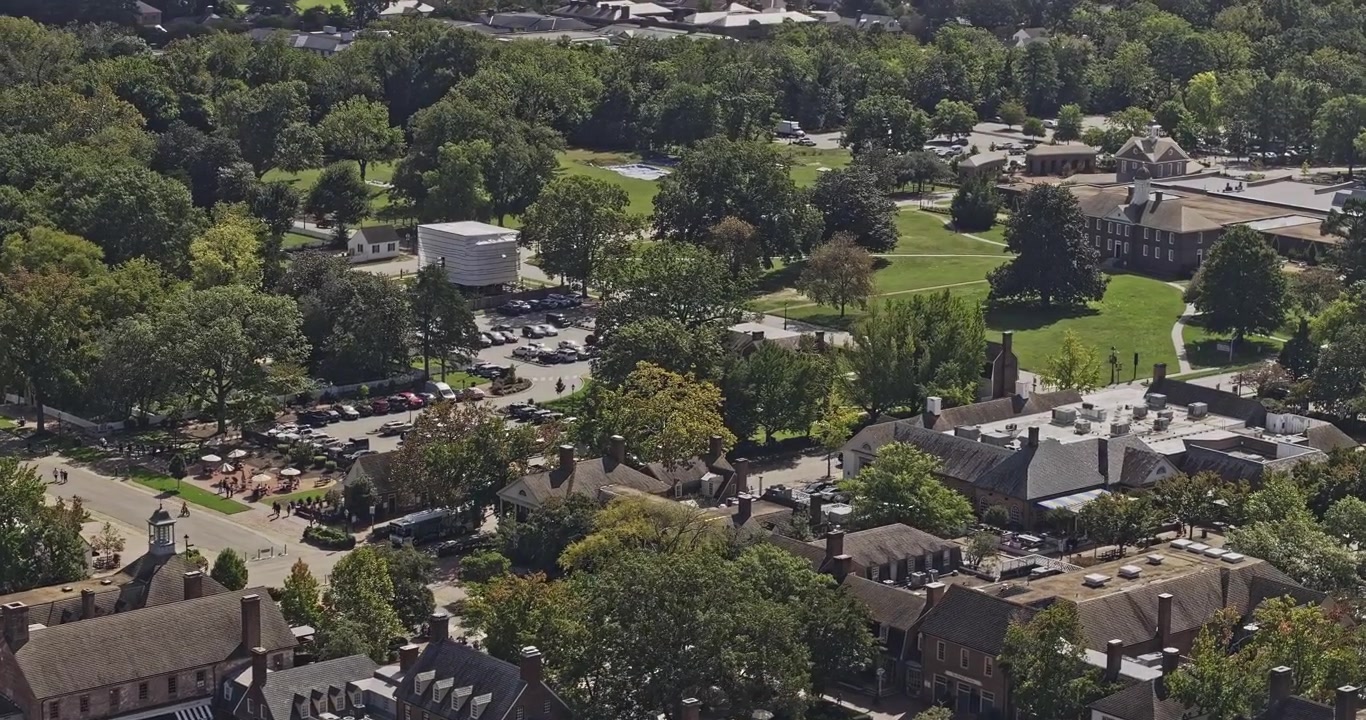 Williamsburg Virginia luftfoto v5 zoomet 3x fugleperspektiv overflyvning omkring det historiske bycentrum og de omkringliggende kvarterer - Optaget med Mavic 3 Pro Cine - 30. september 2023