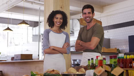 Retrato-De-Pareja-Ejecutando-Juntos-Delicatessen-Orgánicos