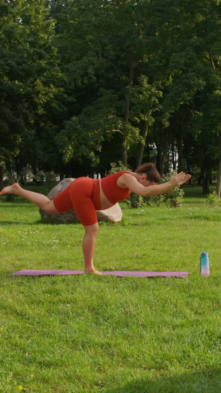 mujer practicando yoga en un parque