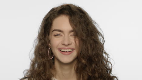 mujer feliz sonriendo a la cámara
