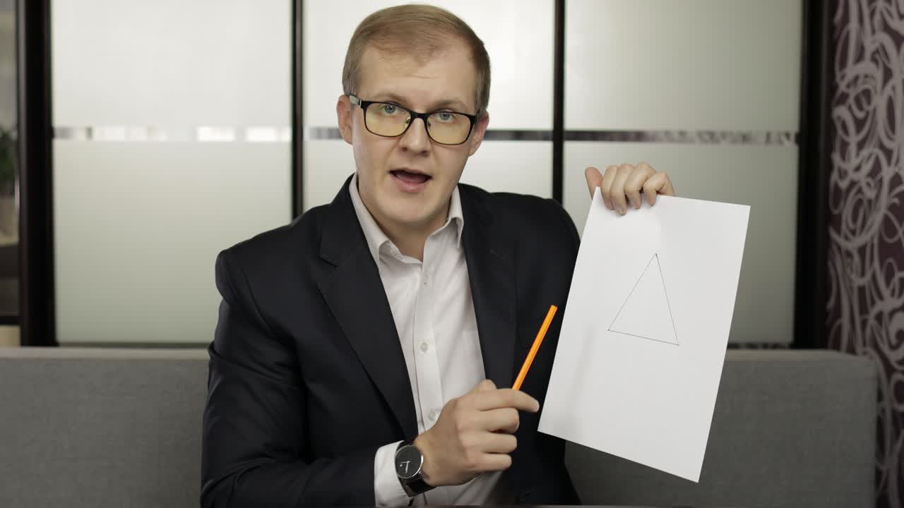 hombre haciendo una llamada de video. educación a distancia con la clase de los niños desde casa