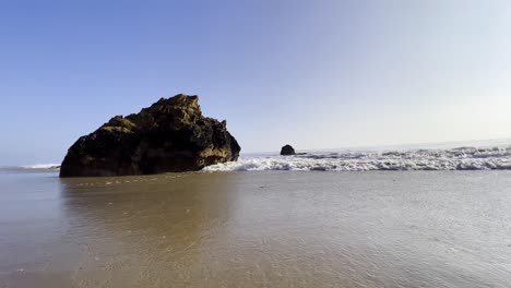 Olas-Rodando-En-El-Mar,-Hermoso-Paisaje-De-Roca-En-La-Playa-De-Malibus-En-California