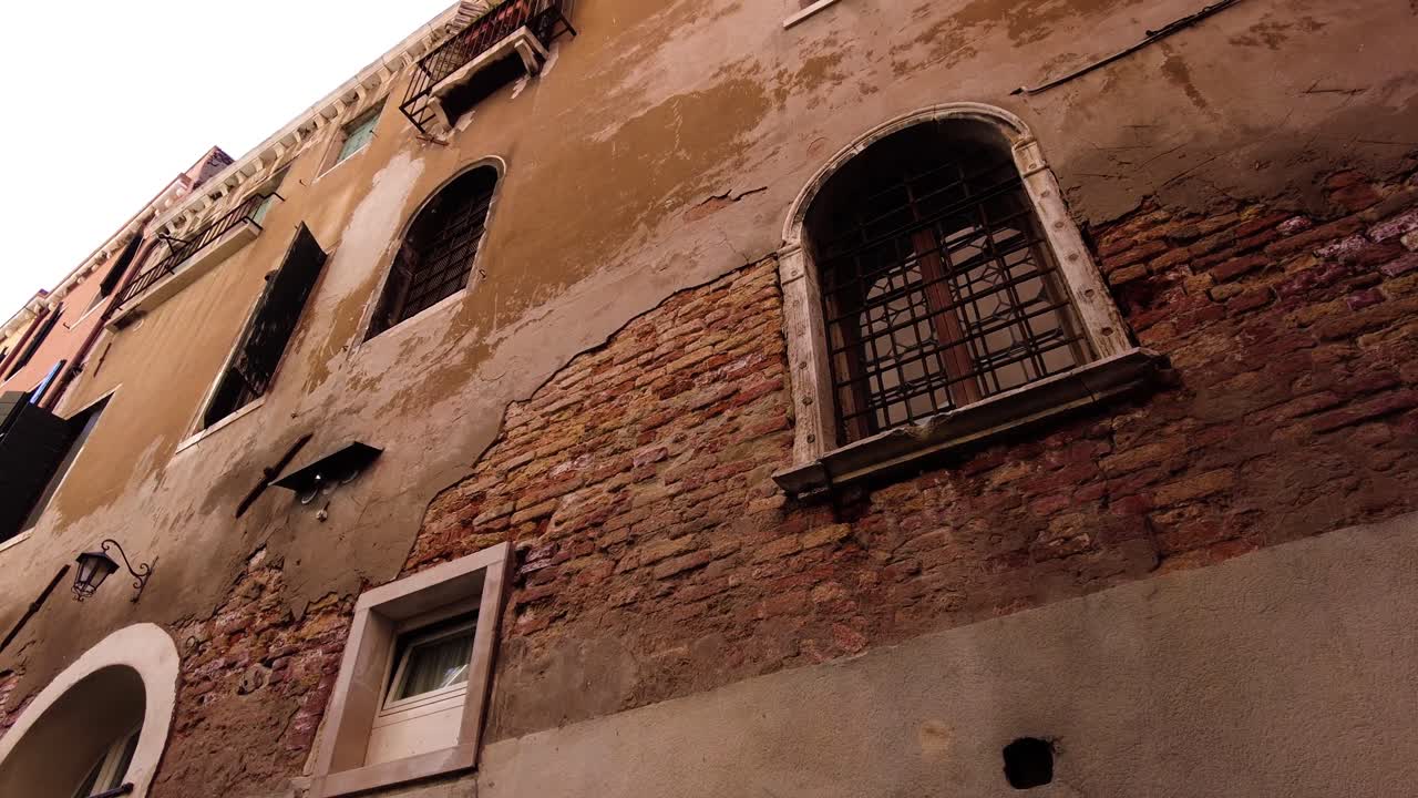 이탈리아의 건축물에 벽돌 석재 외관 벽이 있는 오래된 베니스 거리