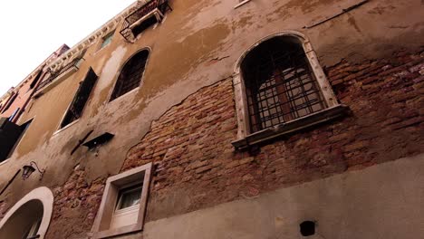 antigua calle de venecia con fachada de piedra de ladrillo en arquitecturas en italia