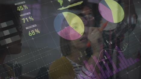 animación del procesamiento de datos financieros sobre diversas personas de negocios en la oficina