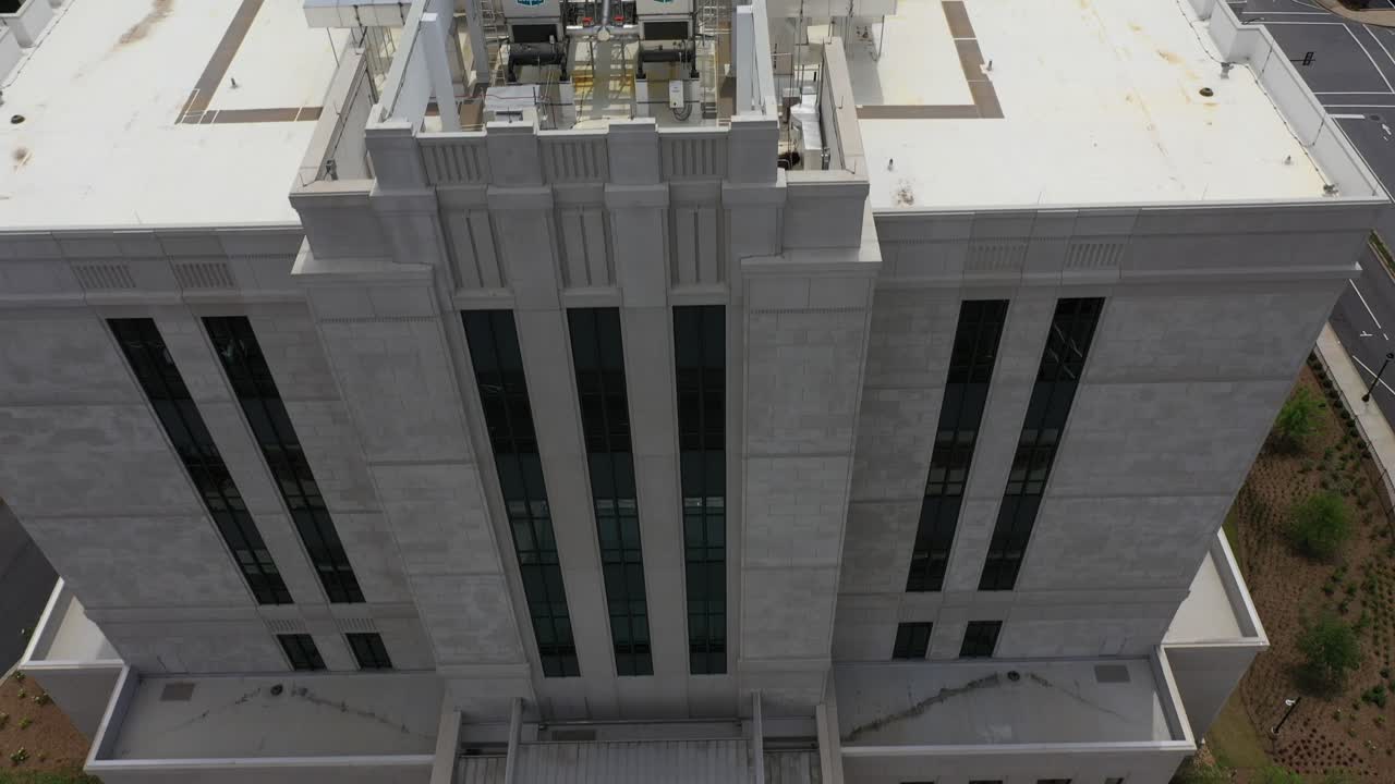 toma aérea ascendente de greenville en carolina del sur, azotea de los edificios y calle con tráfico de automóviles