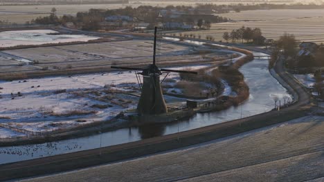 Eine-Alte-Windmühle-In-Der-Landschaft-Der-Niederlande-Im-Winter