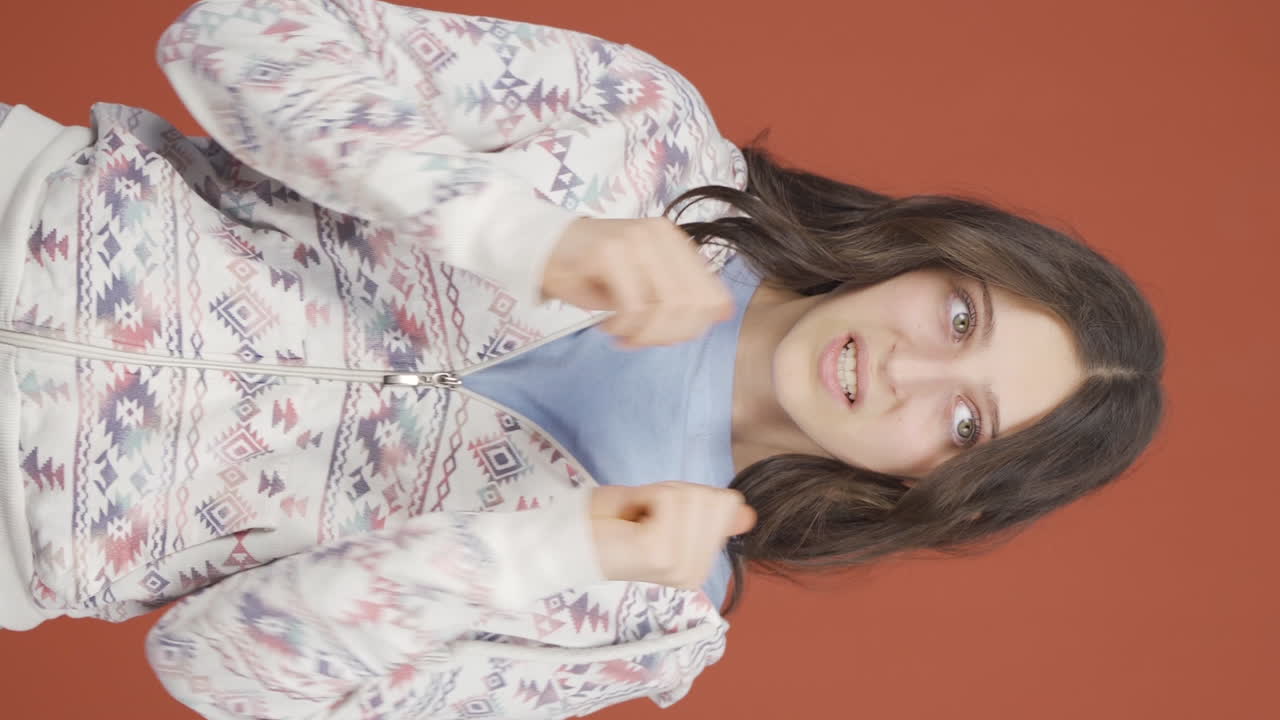 video vertical de una mujer joven teniendo un colapso nervioso frente a la cámara.