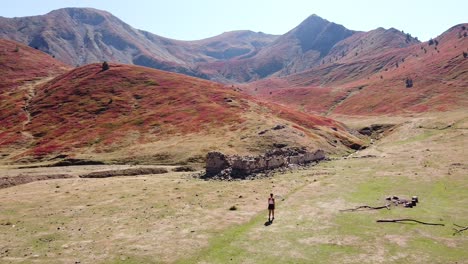 女徒步旅行者在黑山的普洛克莱蒂耶国家公园走到一个废墟 - 娃娃