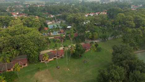 villas turísticas junto al mar rodeadas de palmeras en banten, indonesia 4k 60fps