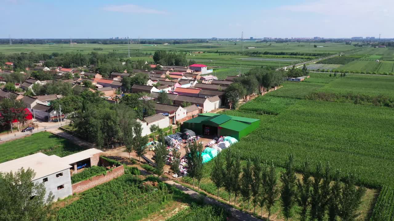 가방을 실은 트럭, 낡은 옷을 내리고 땅을 안내하는 사람의 항공 사진