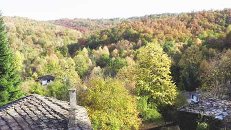 Casas-Tradicionales-Con-Techo-De-Piedra,-Remoto-Pueblo-Búlgaro,-Disparo-De-Drone-En-Otoño