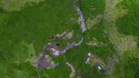 antena: hermosas aguas corren a través de este valle montañoso de colorado