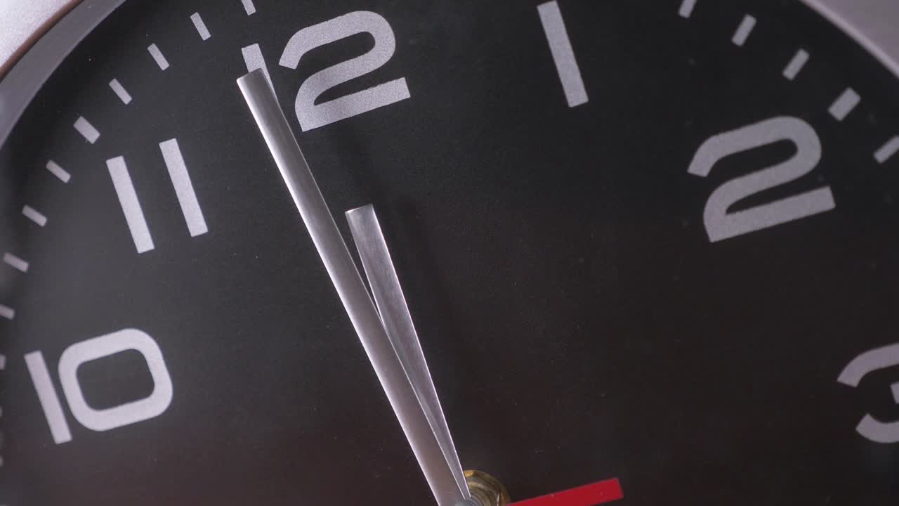 reloj de pared, el tiempo corre más rápido, el lapso de tiempo de doce horas - cámara constante